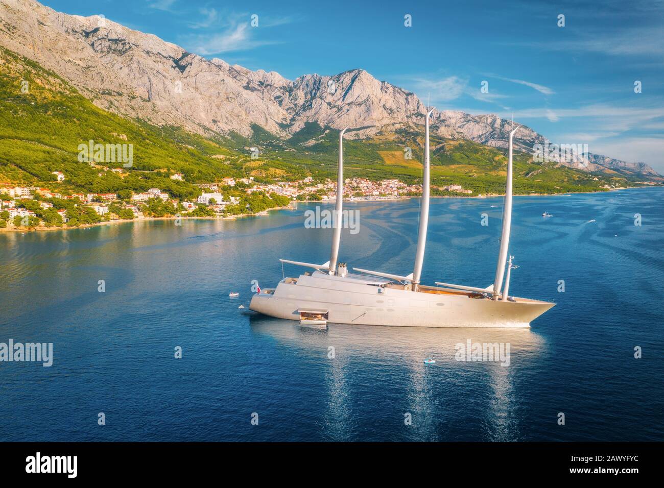 Yacht di lusso e mare blu al tramonto in estate. Vista aerea Foto Stock