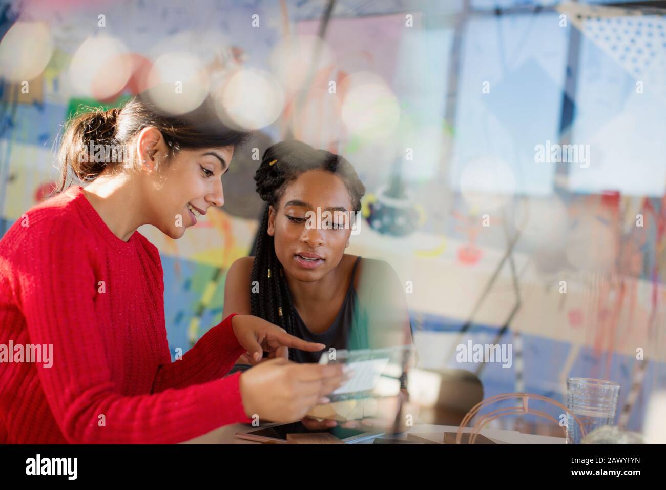 Ingegneri femminili che esaminano il prototipo Foto Stock