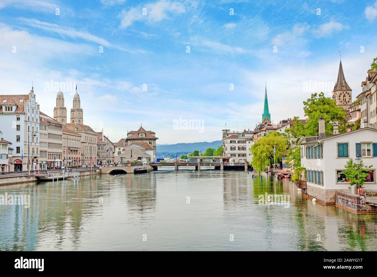 Zurigo, Svizzera - 10 giugno 2017: Centro di Zurigo, vista su Grossmunster, Fraumunster e San Pietro. Limmatquai (a sinistra), fiume Limmat di fronte. Foto Stock
