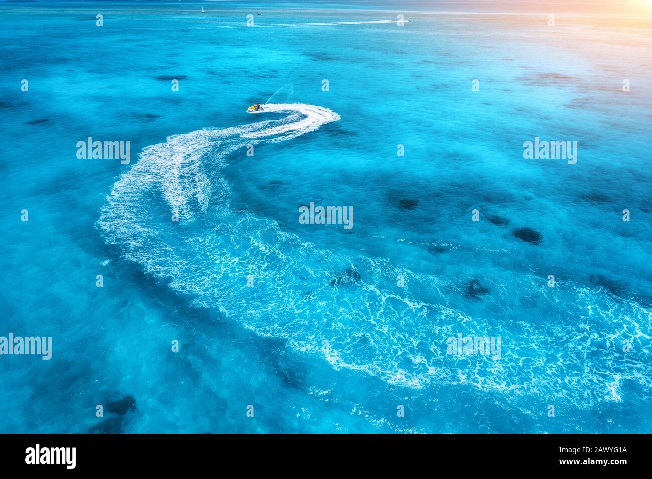 Vista aerea del floating acqua scooter in acqua Blu al tramonto Foto Stock
