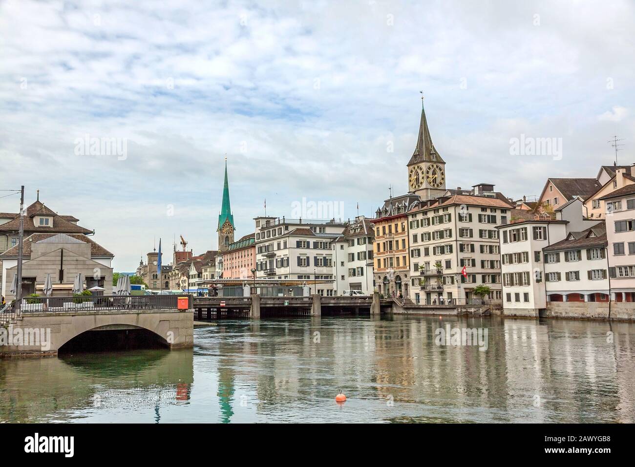 Zurigo centro, con Fraumunster e San Pietro. Vista verso Lindenhof, via Schipfe, fiume Limmat di fronte. Foto Stock