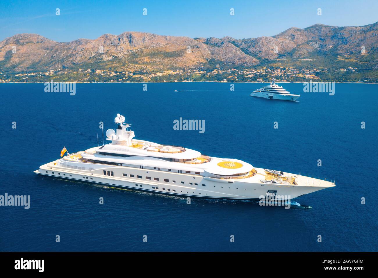 Vista aerea dello yacht di lusso e del mare blu al sole giorno luminoso Foto Stock