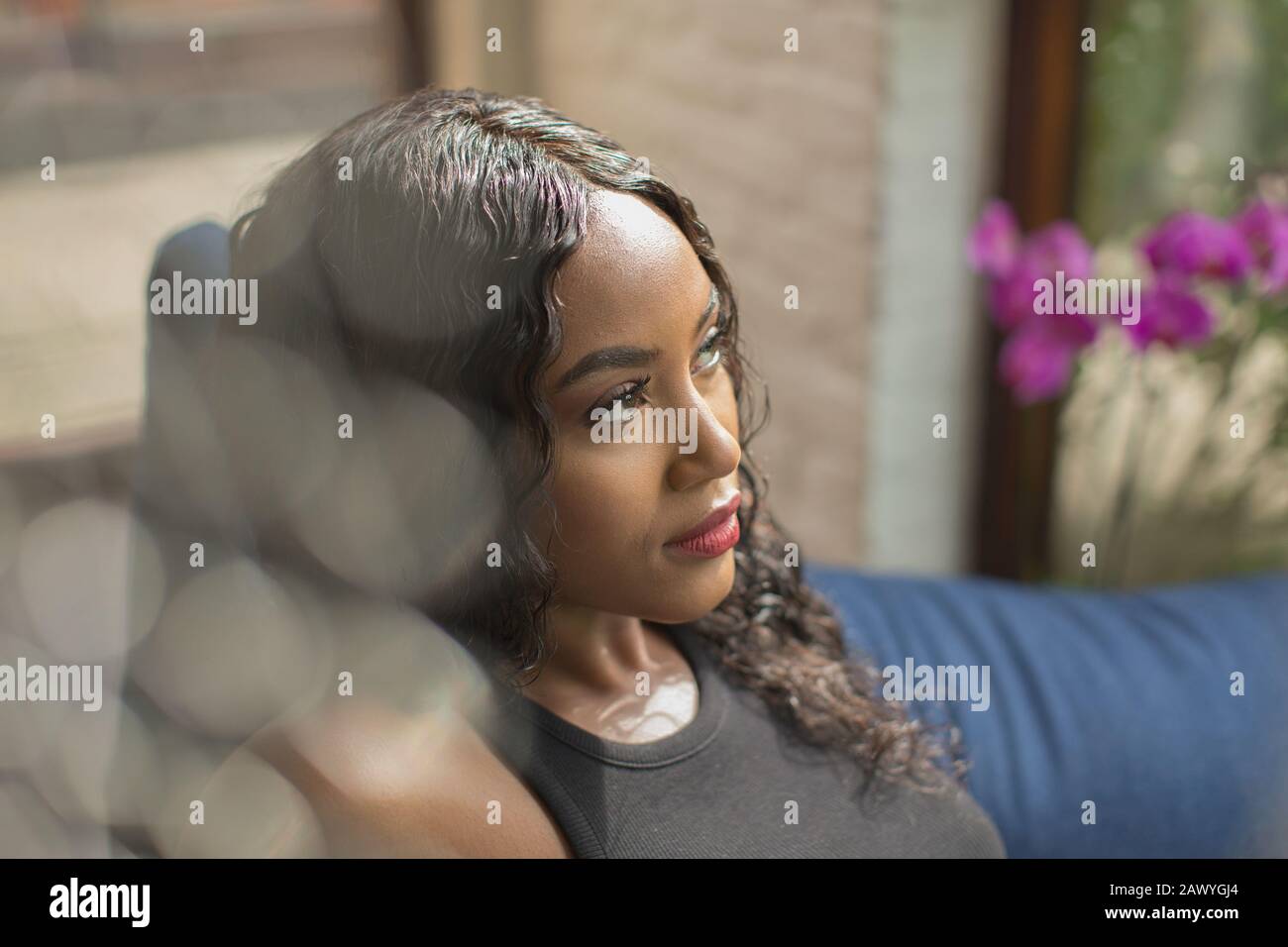 Giovane donna premurosa e rilassante Foto Stock