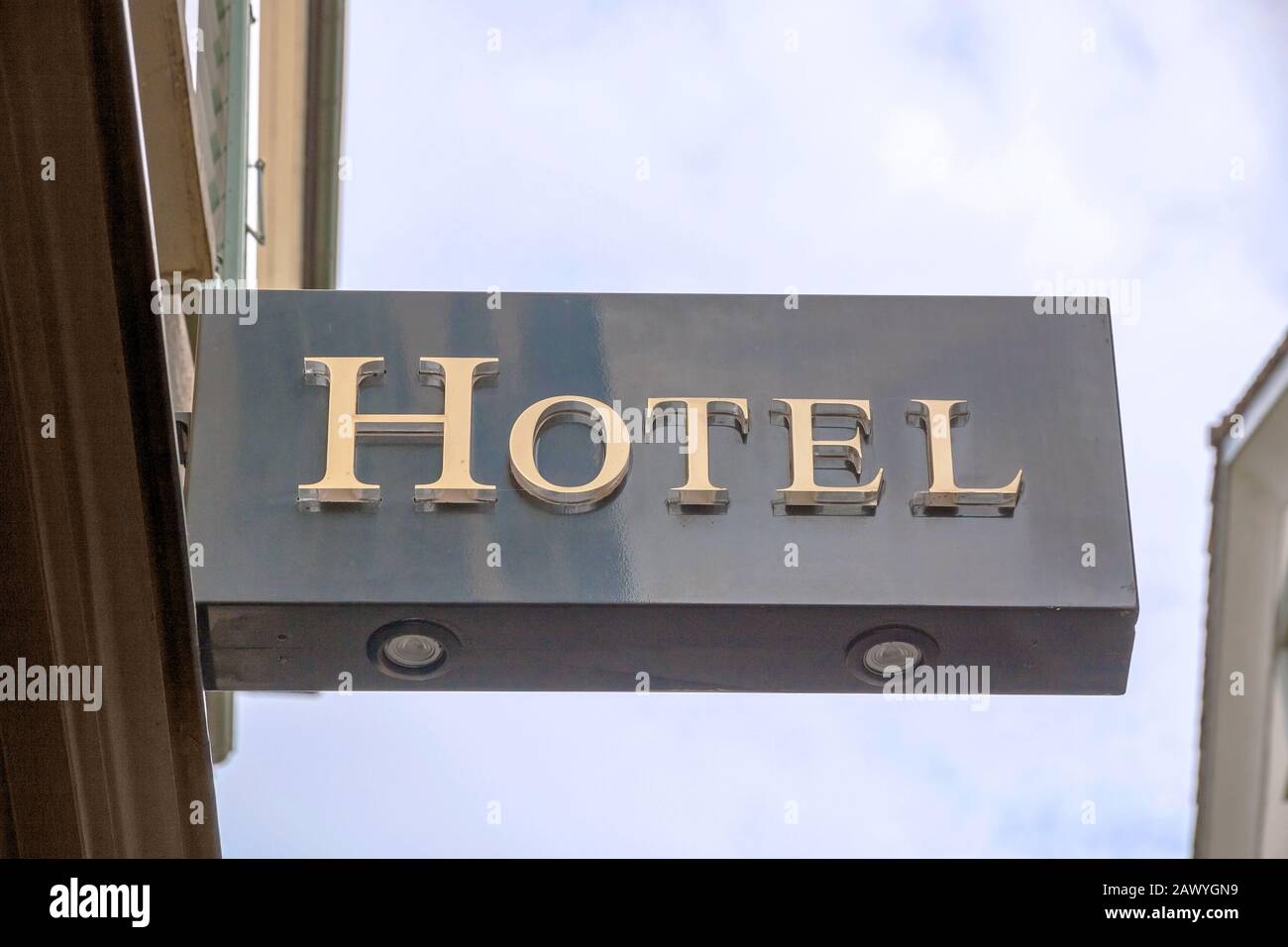 Segno dell'hotel, lettere di metallo, cielo blu Foto Stock
