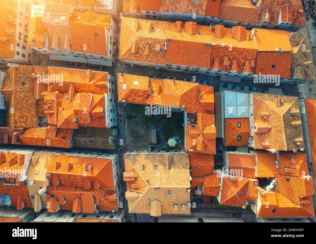 Vista aerea delle case con tetti arancioni al tramonto in estate Foto Stock