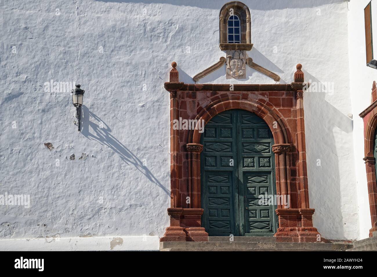 Edifici coloniali spagnoli nella capitale dell'isola di la Palma nelle Canarie. Santa Cruz de la Palma ha alcuni edifici antichi molto autentici. Foto Stock