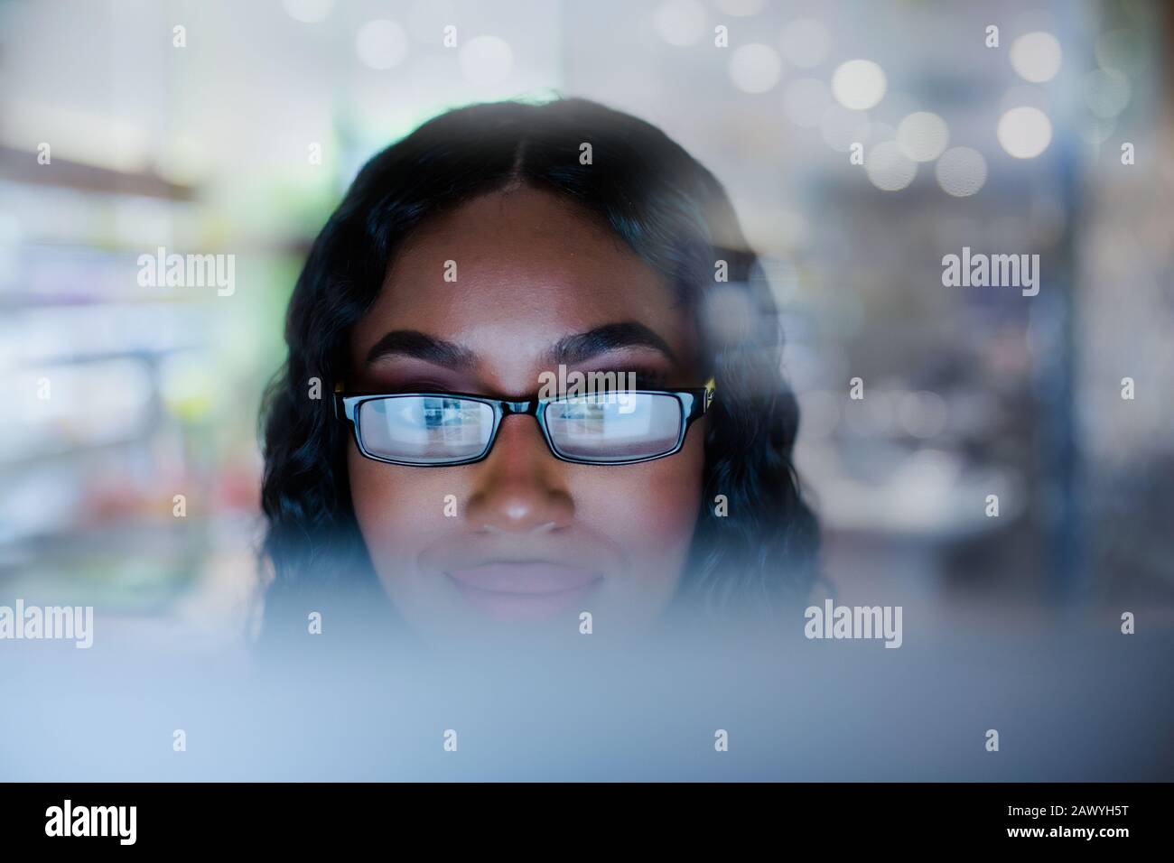 Giovane donna d'affari in occhiali che lavora al computer Foto Stock