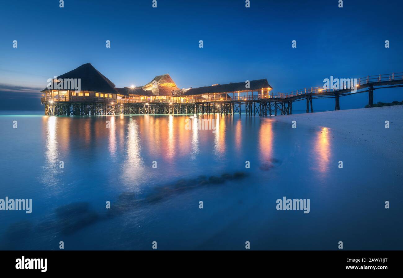 Bel ristorante in legno sull'acqua nella notte estiva Foto Stock