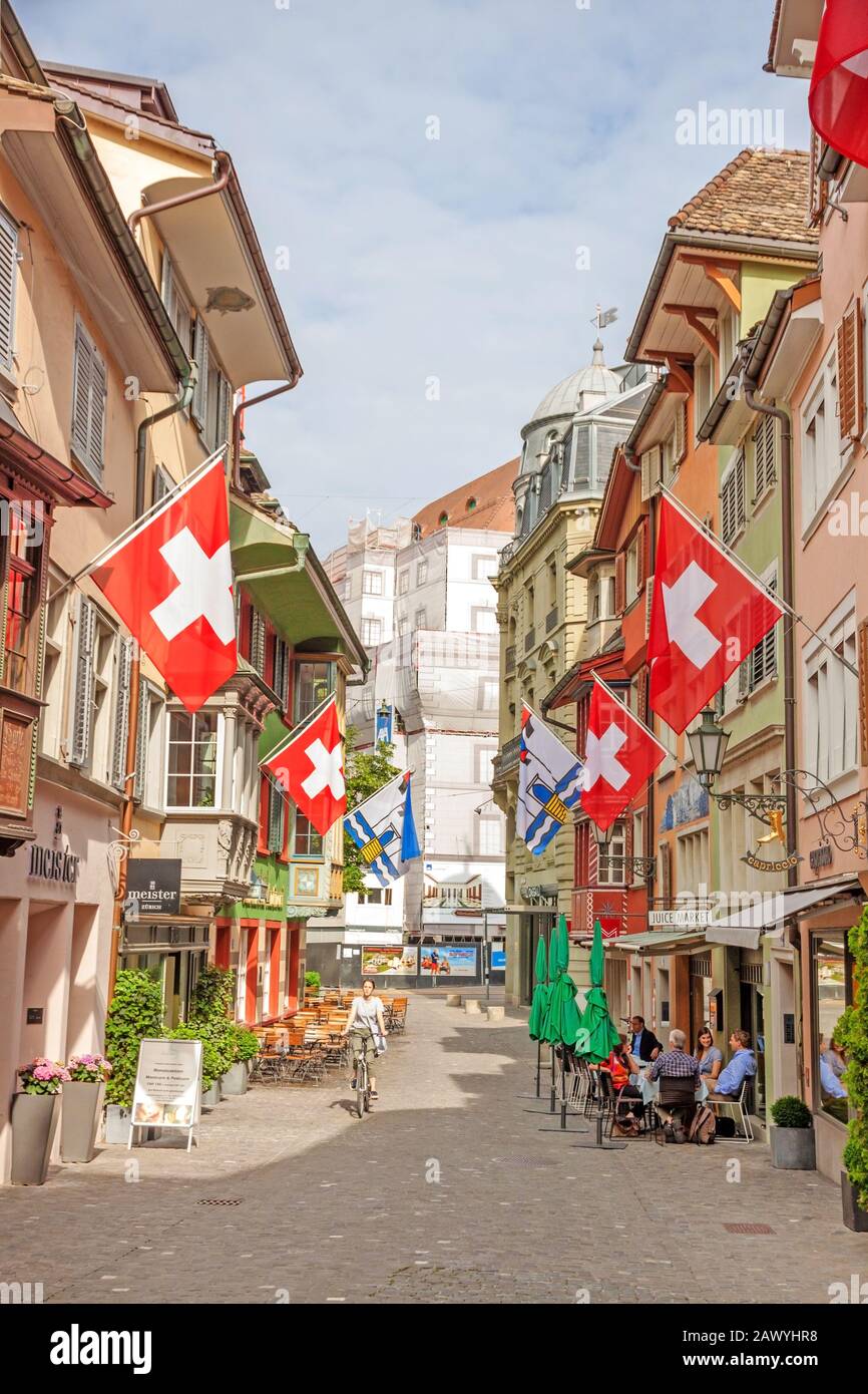 Zurigo, Svizzera - 10 giugno 2017: Via Augustinergasse a Zuerich, quartiere Lindenhof con bandiere svizzere. Foto Stock