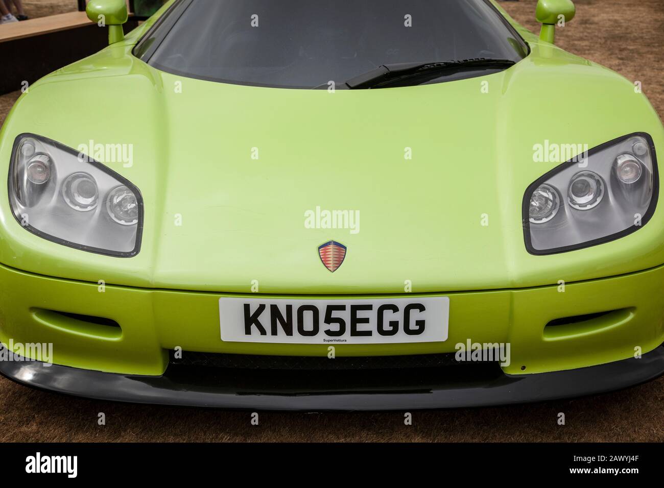 Davanti a una supercar verde brillante Koenigsegg al Goodwood Festival of Speed 2018. Foto Stock