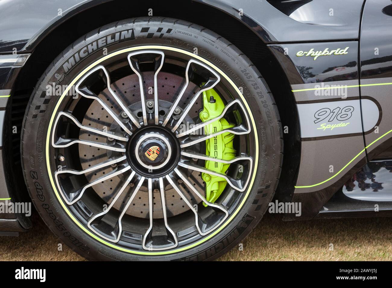 Primo piano del cerchio in lega e del freno a disco in carbonio di una Porsche 918 Spyder Foto Stock