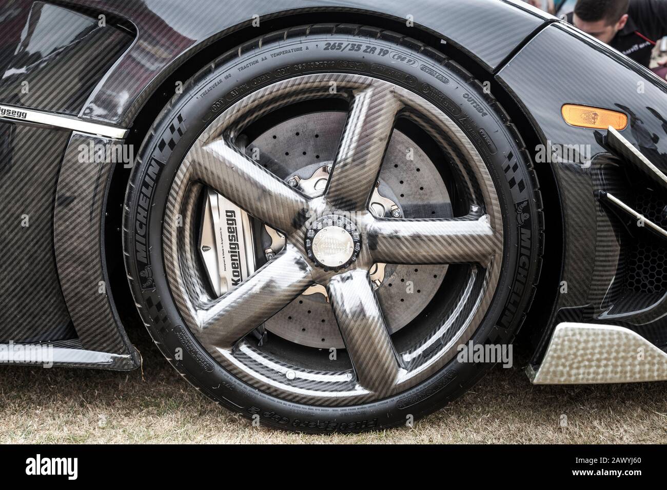 Primo piano della ruota anteriore in carbonio e del freno a disco di una supercar Koenigsegg al Goodwood Festival of Speed 2018. Foto Stock