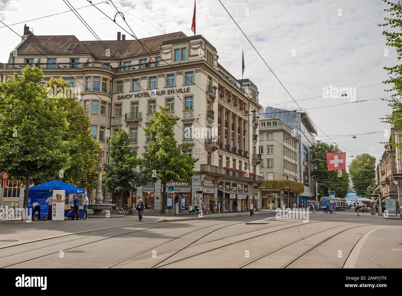 Zurigo, Svizzera - 10 giugno 2017: Centro di Zurigo, Paradeplatz con Savoy Hotel Baur en Ville, vista dal lungomare dello shopping chiamato Bahnhofstra Foto Stock