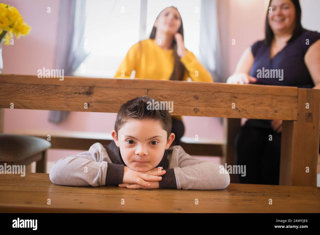 Ritratto ragazzo sicuro con sindrome Di Down Foto Stock
