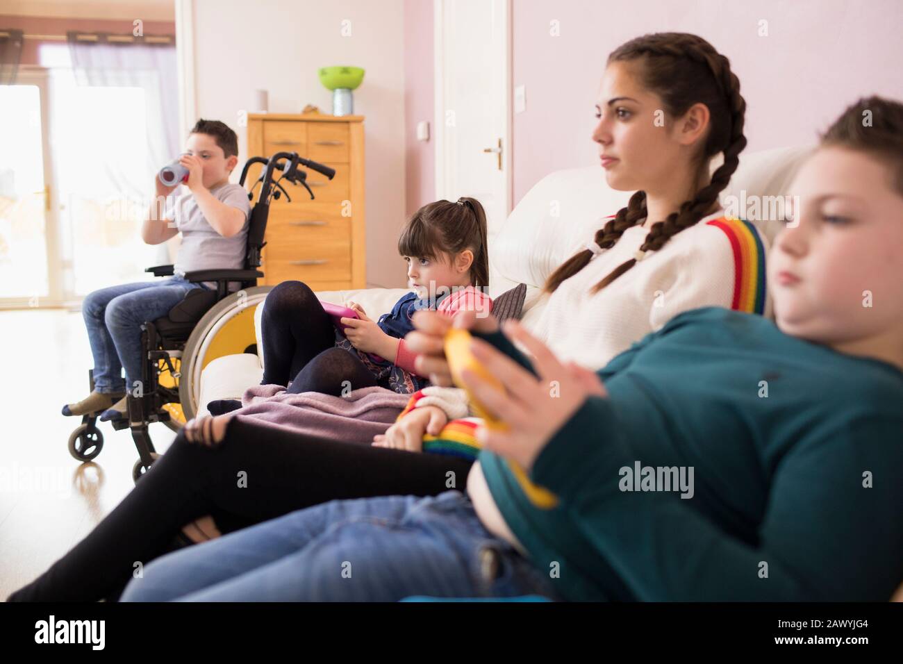 Guarda la TV sul divano Foto Stock