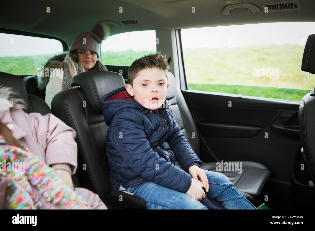 Ritratto ragazzo con Sindrome Di Down a cavallo sul sedile posteriore di  mini van Foto stock - Alamy