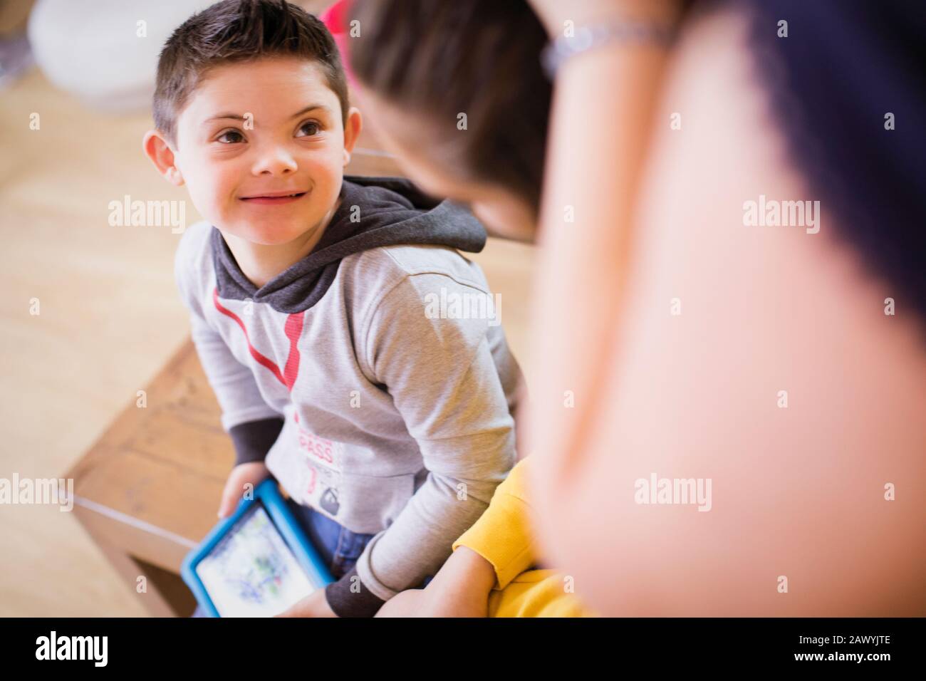 Ragazzo sorridente con sindrome Di Down Foto Stock