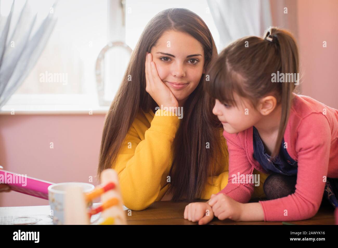 Ritratto sorridente ragazza adolescente con sorella Foto Stock