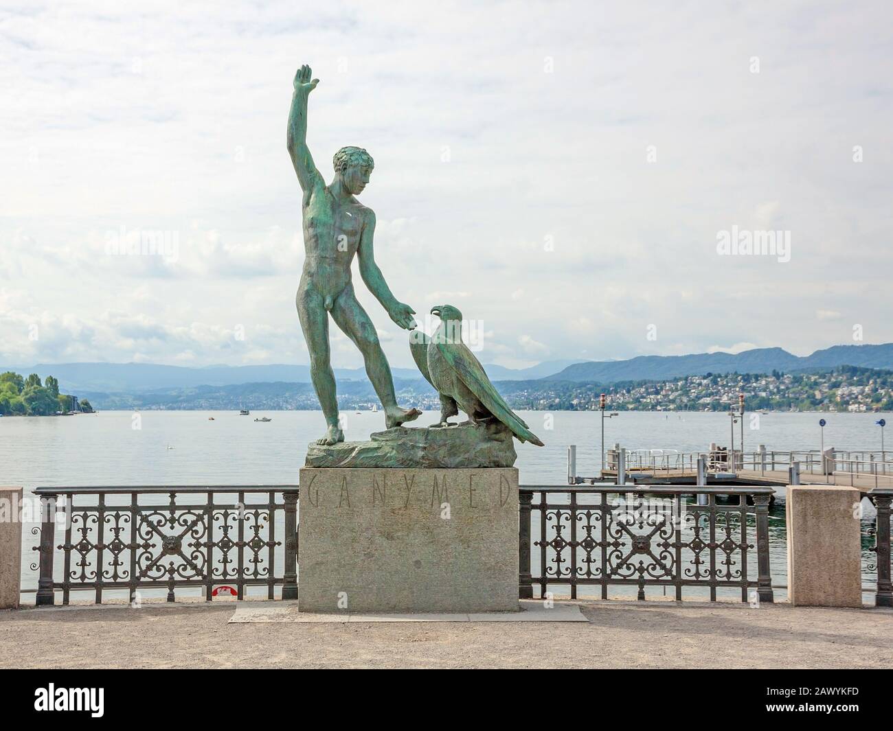 Zurigo, Svizzera - 10 giugno 2017: Statua di Ganymed (statua di un uomo e di un'aquila) a Zurigo, Svizzera - panorama del lago di Zurigo sullo sfondo Foto Stock