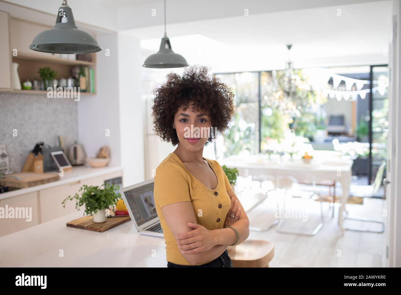 Ritratto sicuro giovane donna freelancer in cucina Foto Stock