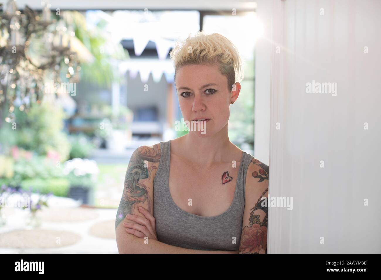 Ritratto donna sicura con tatuaggi Foto Stock