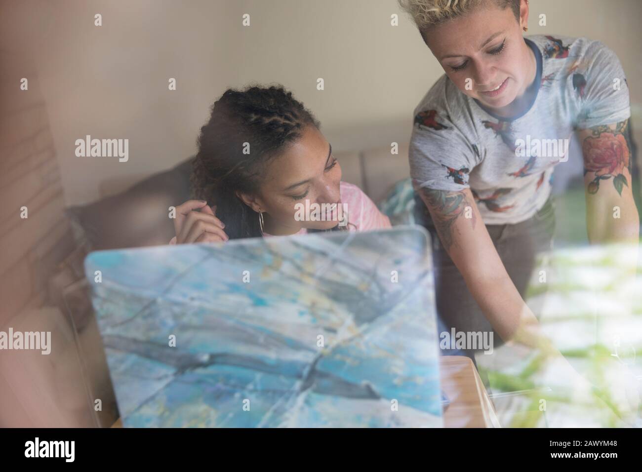 Donne imprenditrici che lavorano in casa Foto Stock