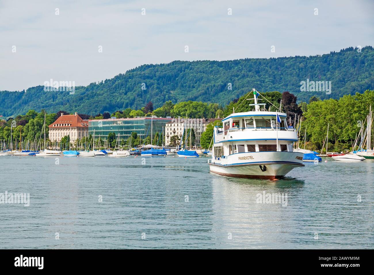 Zurigo, Svizzera - 10 giugno 2017: Escursione in barca "Pfannenstiel" con arrivo al molo di navigazione Burkliplatz. Riva occidentale del lago di Zurigo, Mythenquai / It Foto Stock