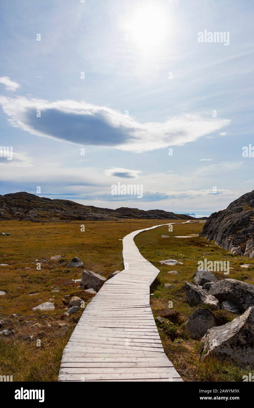 Sentiero soleggiato tra paesaggio remoto Groenlandia Foto Stock