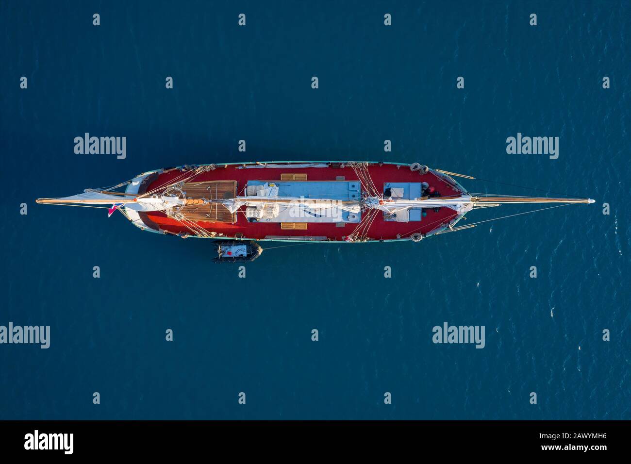 Vista dall'alto della nave sul soleggiato oceano blu Foto Stock