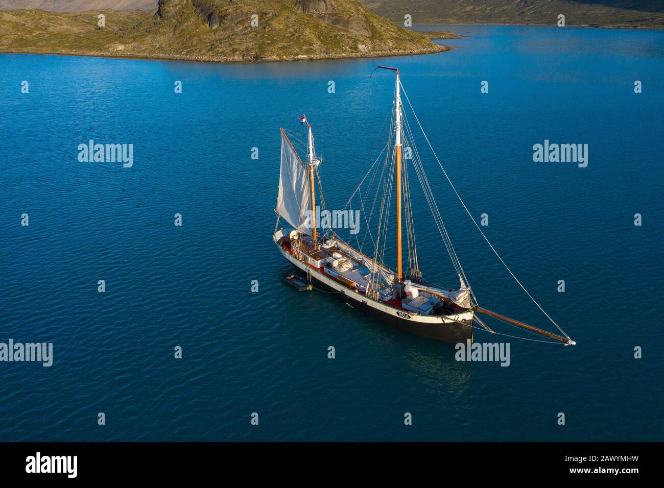 Nave in baia sul mare blu soleggiato Groenlandia Foto Stock