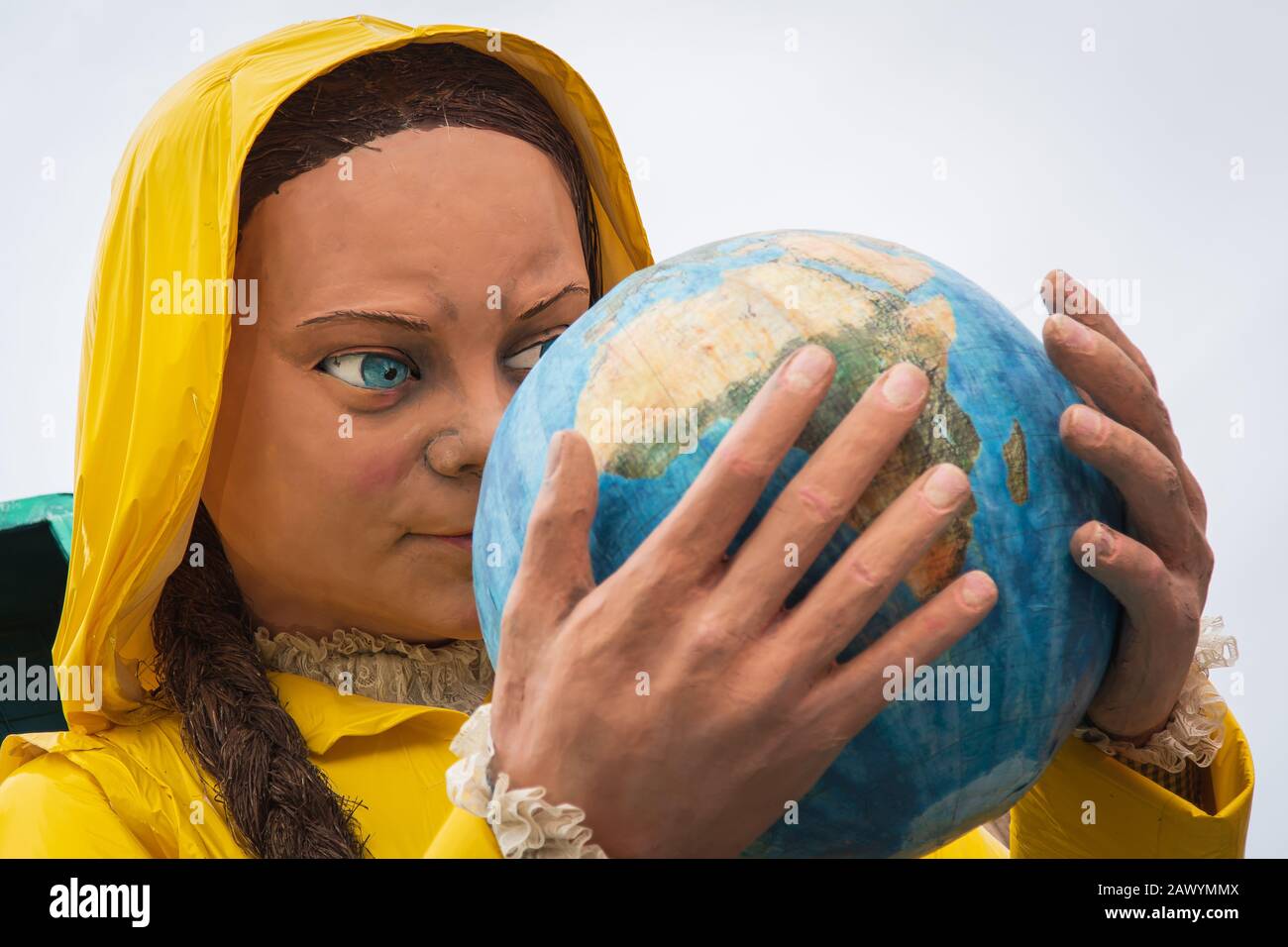 Viareggio, ITALIA - 09 FEBBRAIO 2020: Greta Thunberg è una maschera della sfilata di carri carnevaleschi per le strade di Viareggio. Il Carnevale di Viareggio è considerato uno dei più importanti carnevali d'Italia. Foto Stock