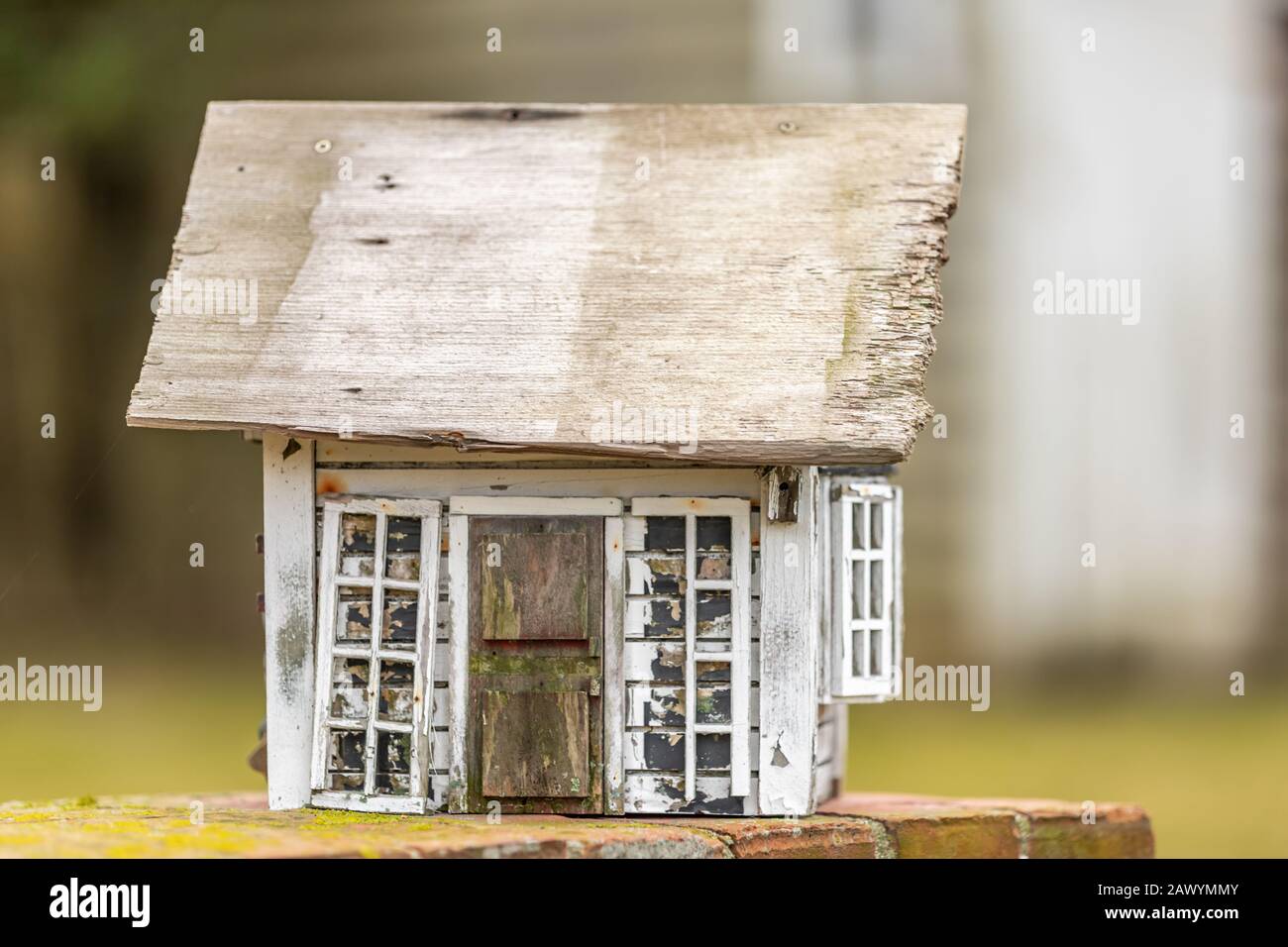 un vecchio uccello casa in disriparazione Foto Stock