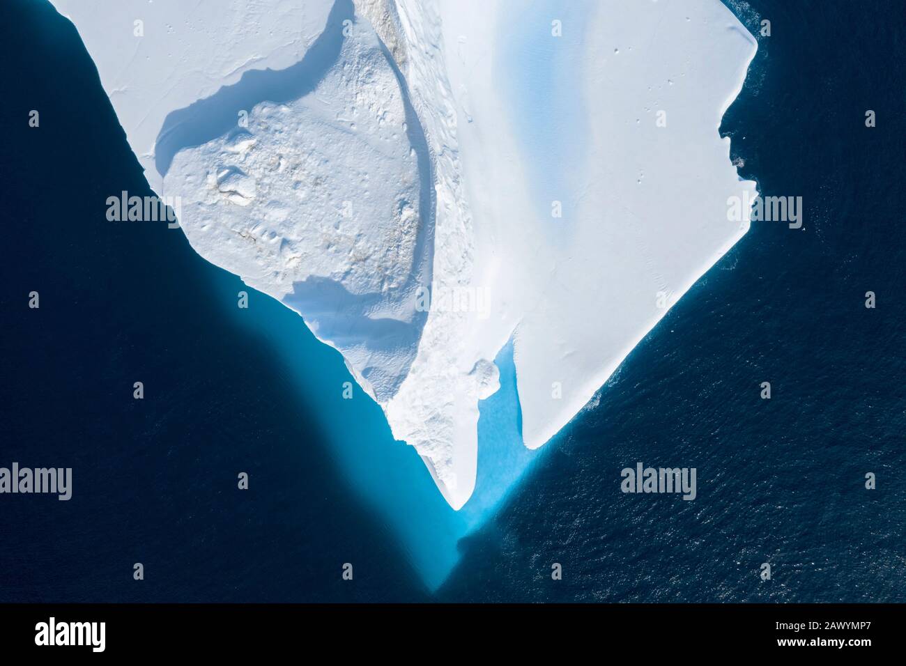 Punto di vista del drone che fonde iceberg Groenlandia Foto Stock