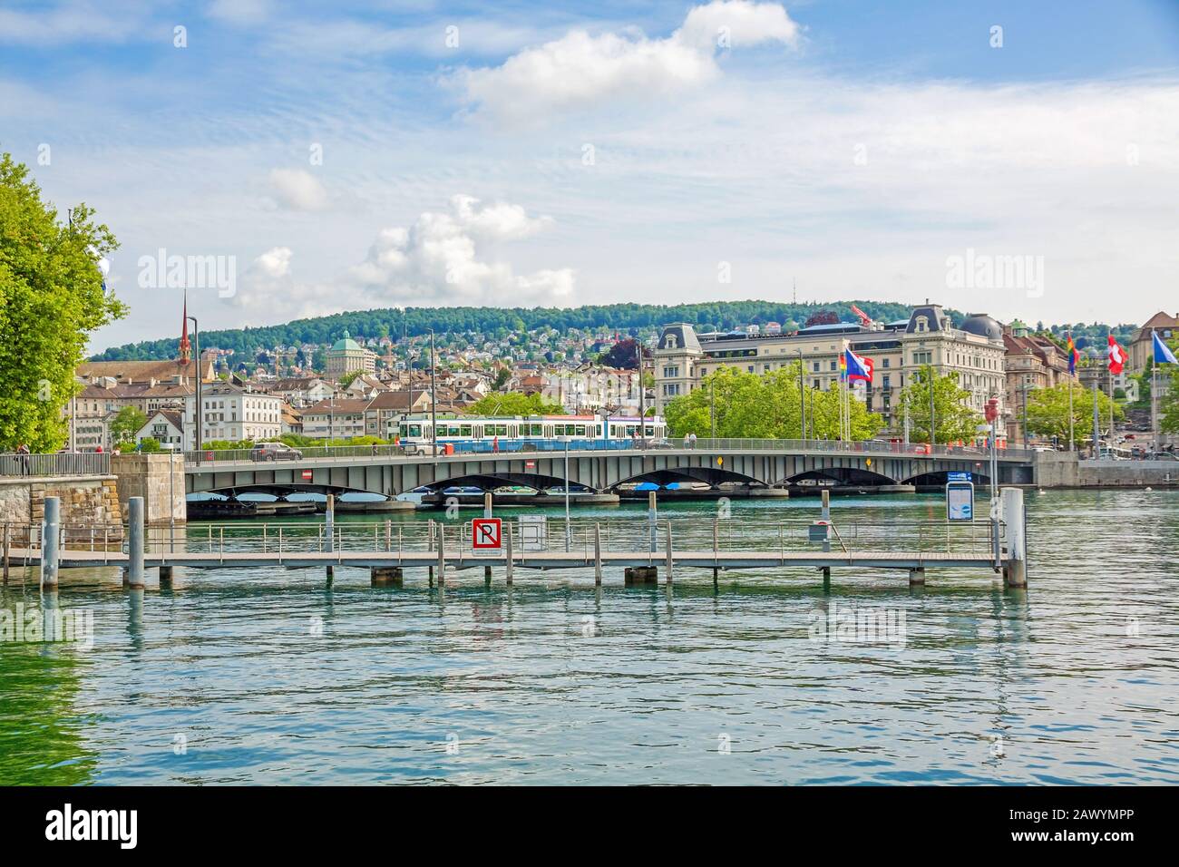 Zurigo, Svizzera - 10 giugno 2017: Ponte di Zurigo Quaibrucke con tram, fiume Limmat / Lago Zurichsee - vista da piazza Burkliterrasse verso il punto di partenza Foto Stock