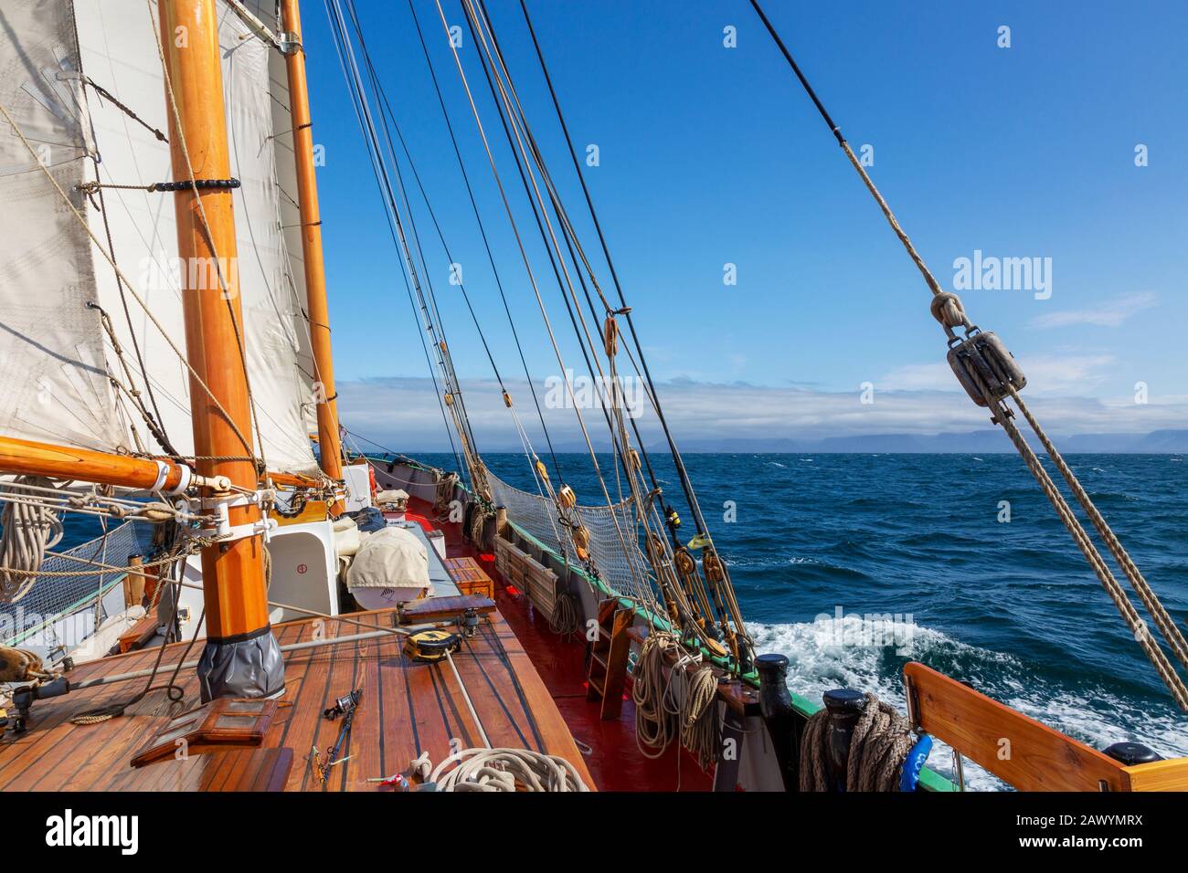 barca a vela in legno sul soleggiato Oceano Atlantico Groenlandia Foto Stock