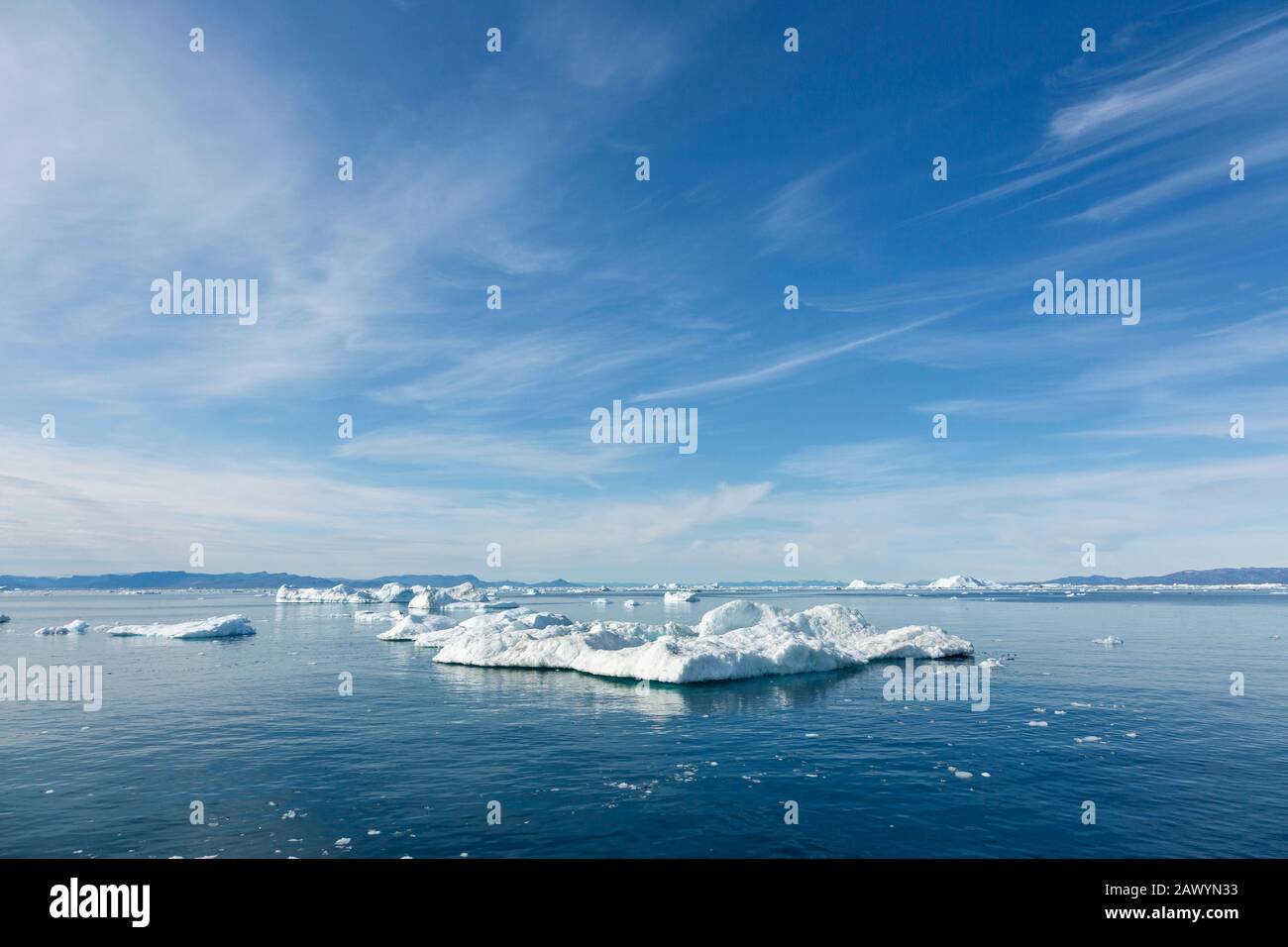 Ghiaccio polare fuso sul blu soleggiato Oceano Atlantico Groenlandia Foto Stock