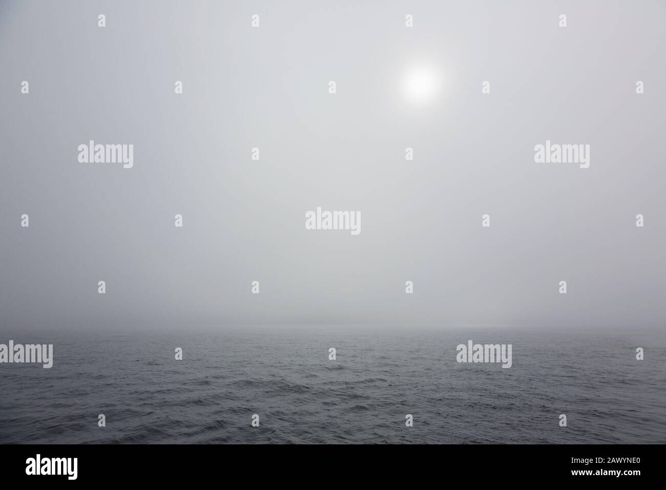 Nebbia grigia spessa sull'etereo Oceano Atlantico Foto Stock