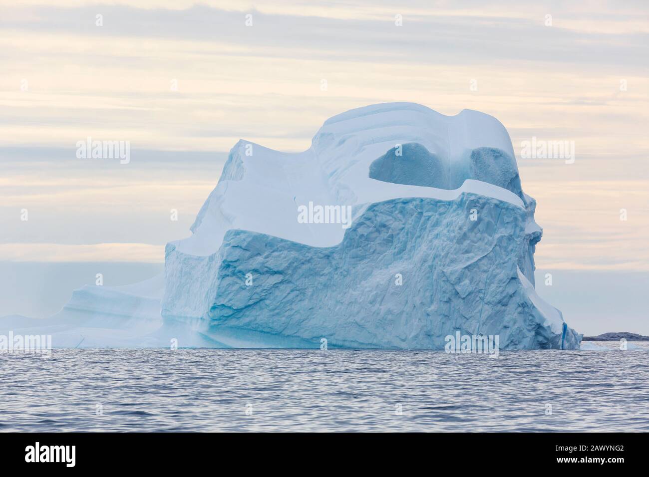 Maestosa formazione iceberg sull'Oceano Atlantico Groenlandia Foto Stock