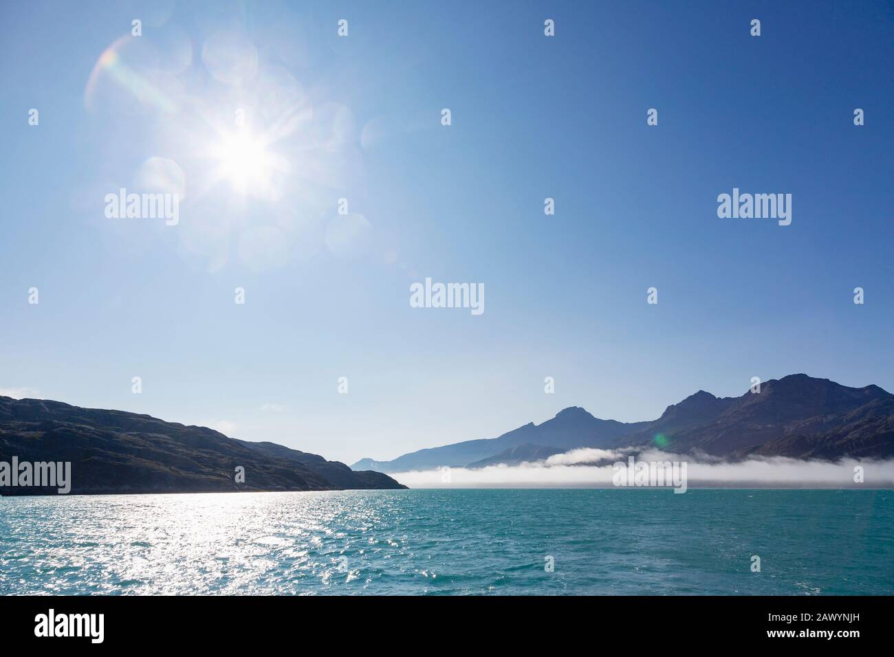 Sole che splende sopra le montagne remote e la Groenlandia dell'Oceano Atlantico Foto Stock