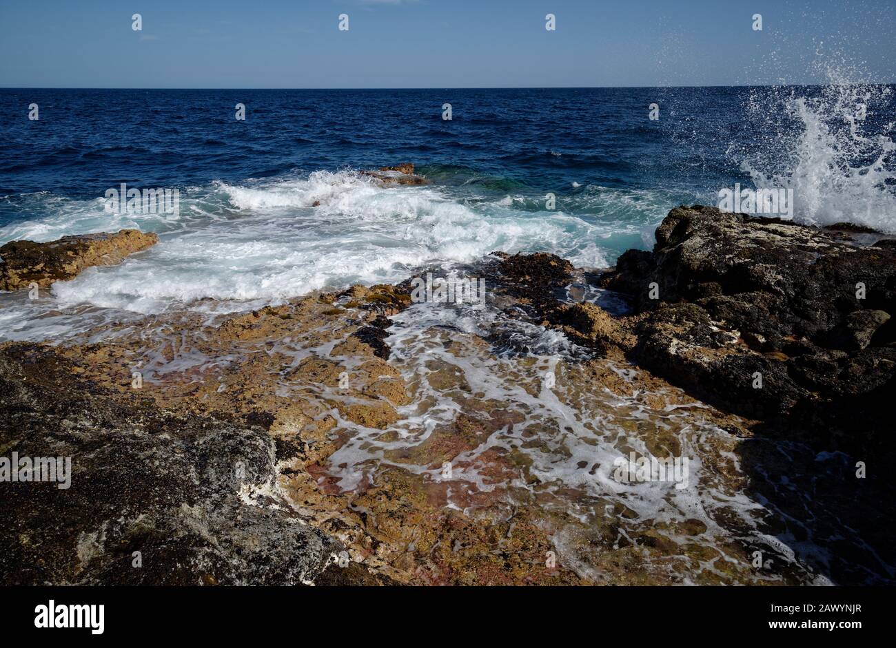 Costa dell'Oceano Atlantico dell'isola di la Palma, le Canarie. Roccia vulcanica costa costiera. Foto Stock