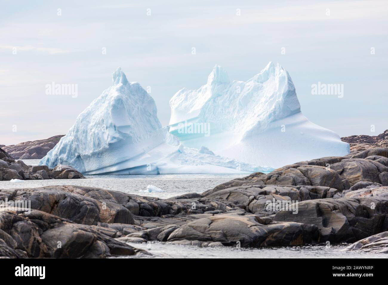 Fusione di iceberg formazione tra rocce Groenlandia Foto Stock
