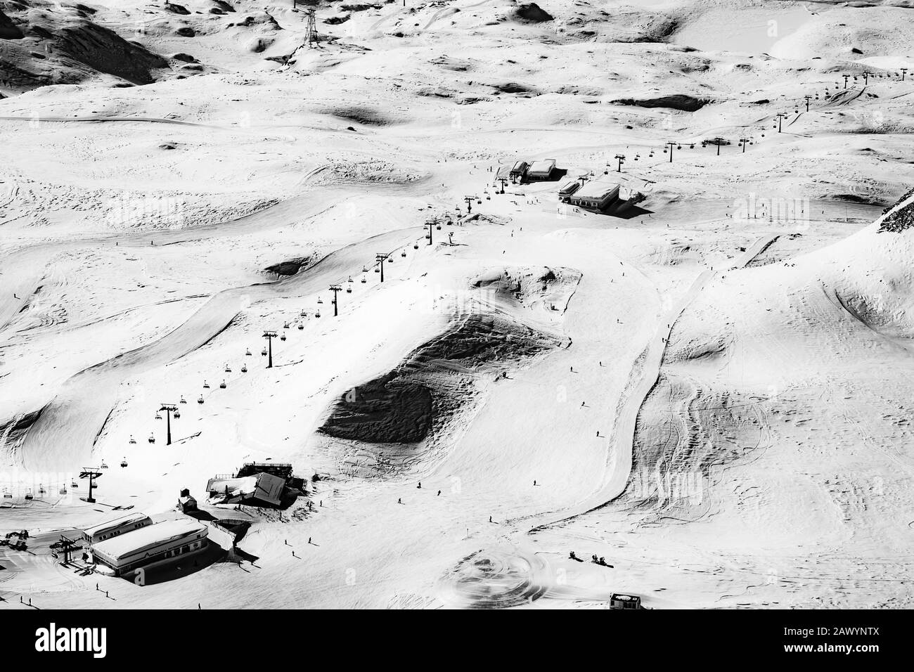 Veduta aerea delle piste da sci nelle Alpi svizzere Foto Stock