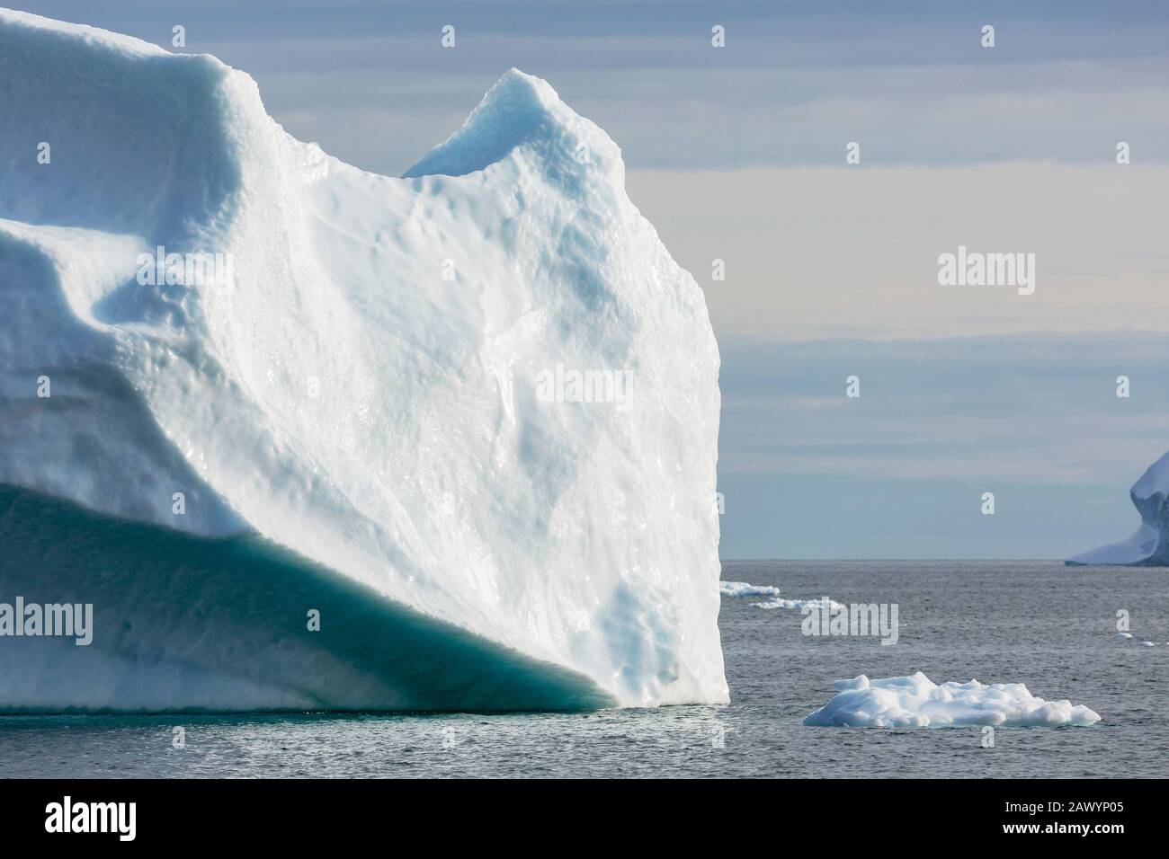 Fusione di iceberg sulla soleggiata Oceano Atlantico Groenlandia Foto Stock