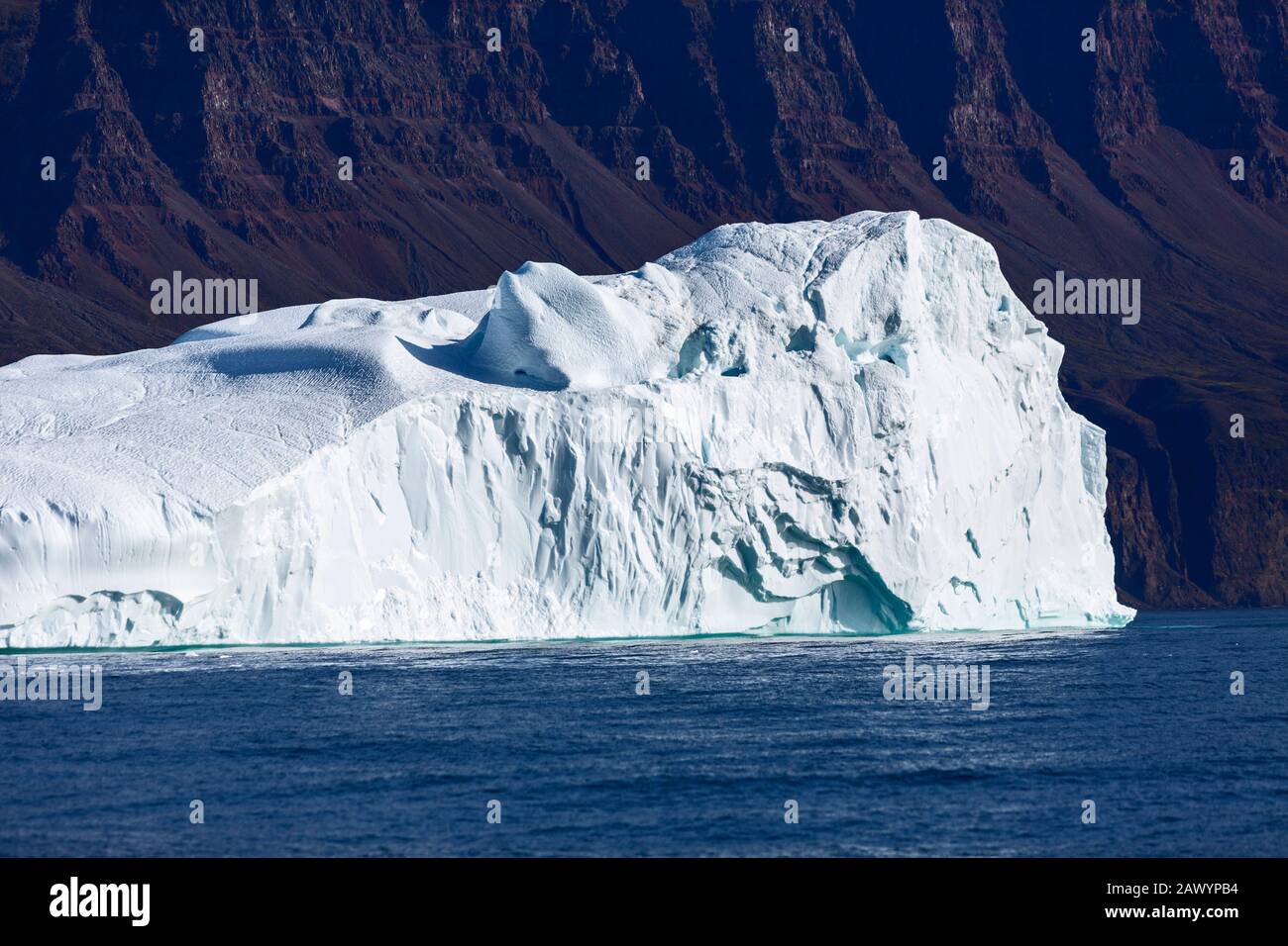 Grande iceberg sulla soleggiata blu Oceano Atlantico Groenlandia Foto Stock