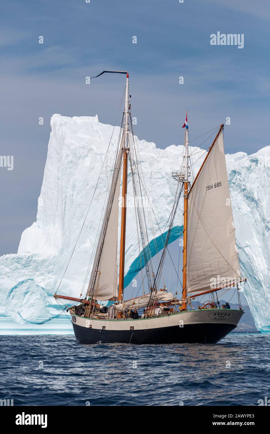 Nave che naviga oltre iceberg sulla soleggiata Oceano Atlantico Groenlandia Foto Stock