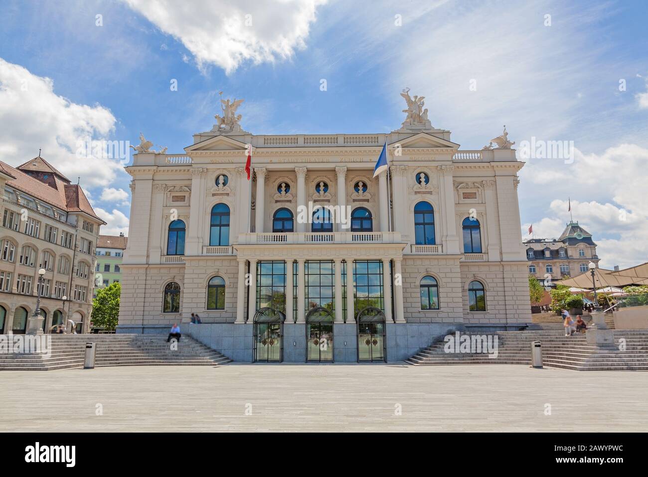 Edificio dell'Opera di Zurigo (Opernhaus Zuerich) - ingresso, vista da Sechselautenplatz Foto Stock