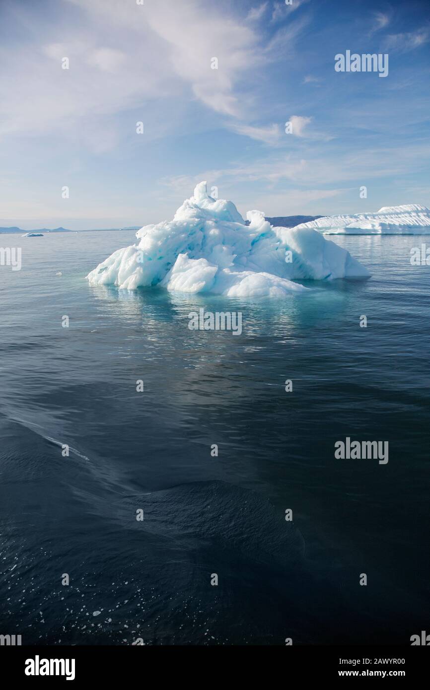 Ghiaccio polare che si fonde sulla soleggiata Oceano Atlantico Groenlandia Foto Stock