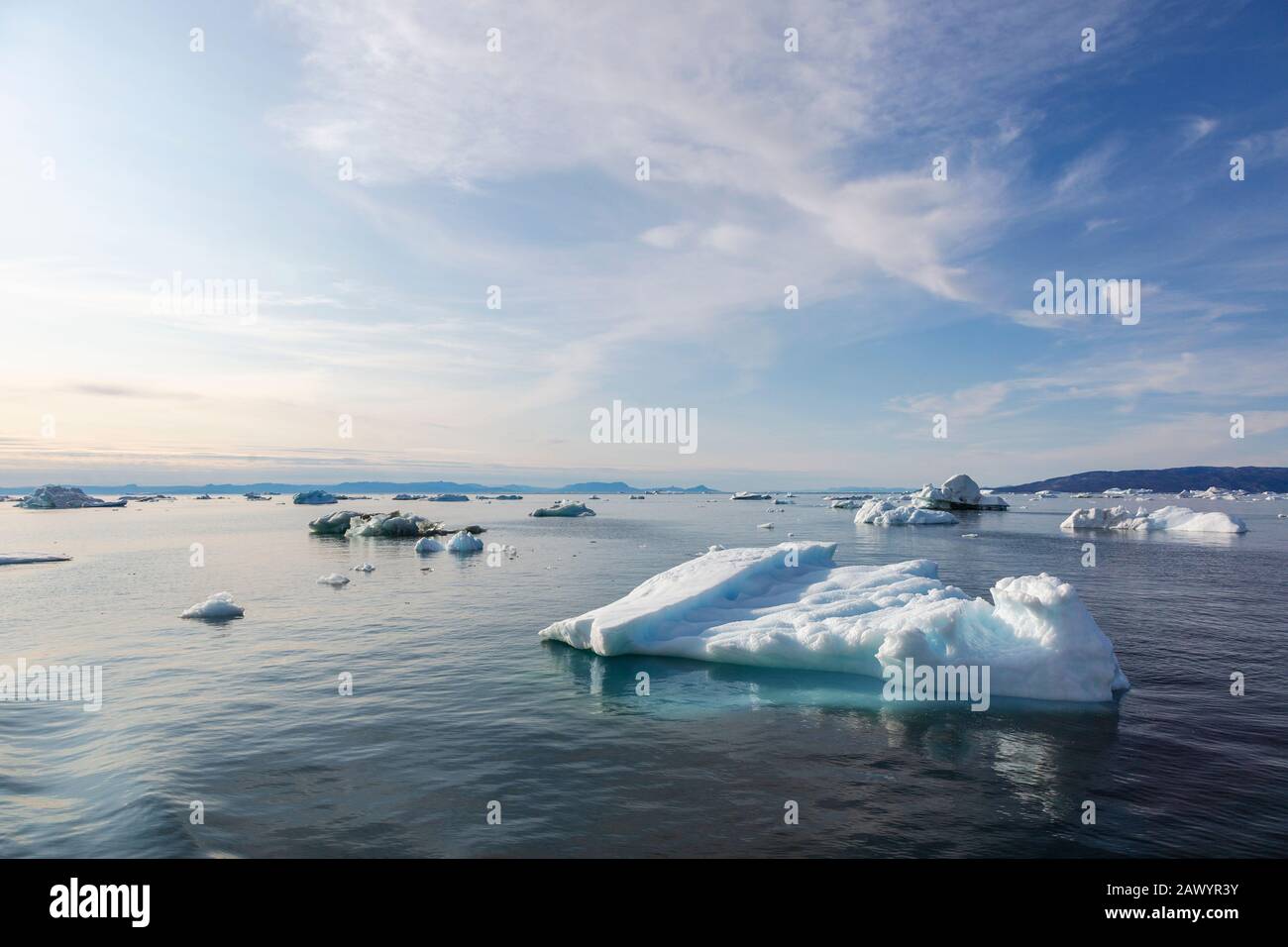 Ghiaccio polare che si fonde sulla soleggiata Oceano Atlantico Groenlandia Foto Stock