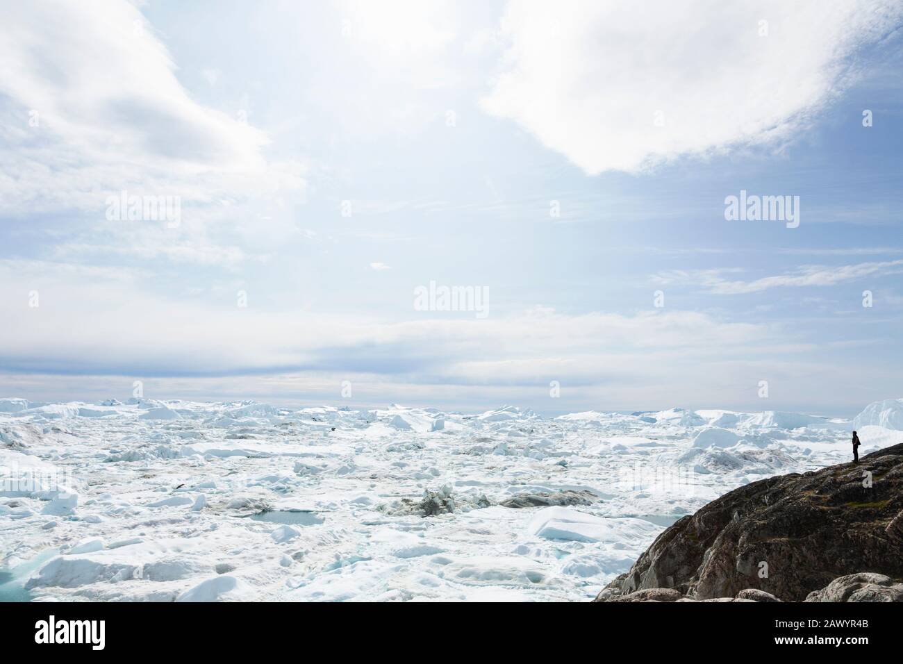 Ghiaccio glaciale che si fonde sotto il cielo soleggiato Groenlandia Foto Stock