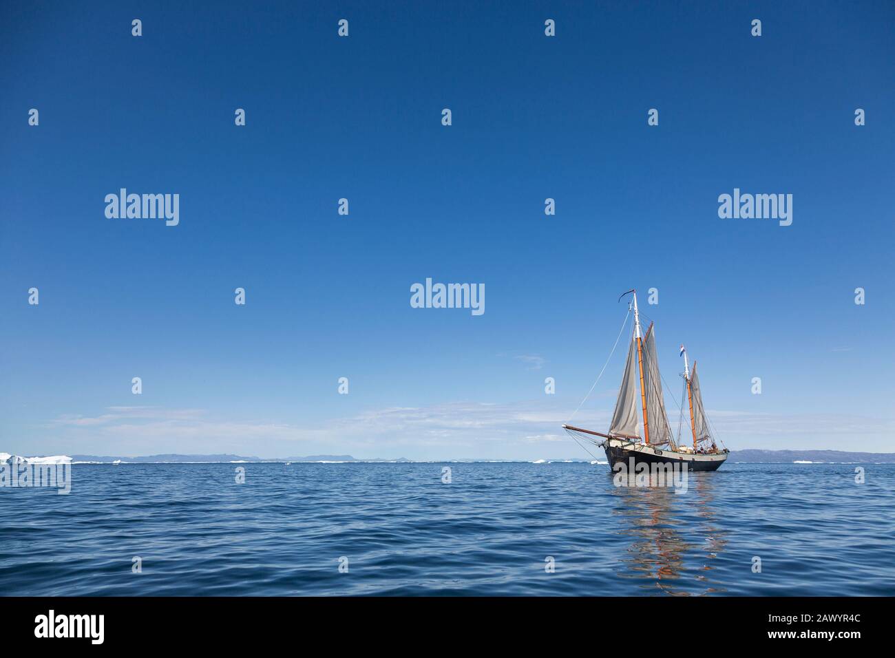 Nave in barca a vela sul blu soleggiato Oceano Atlantico Groenlandia Foto Stock
